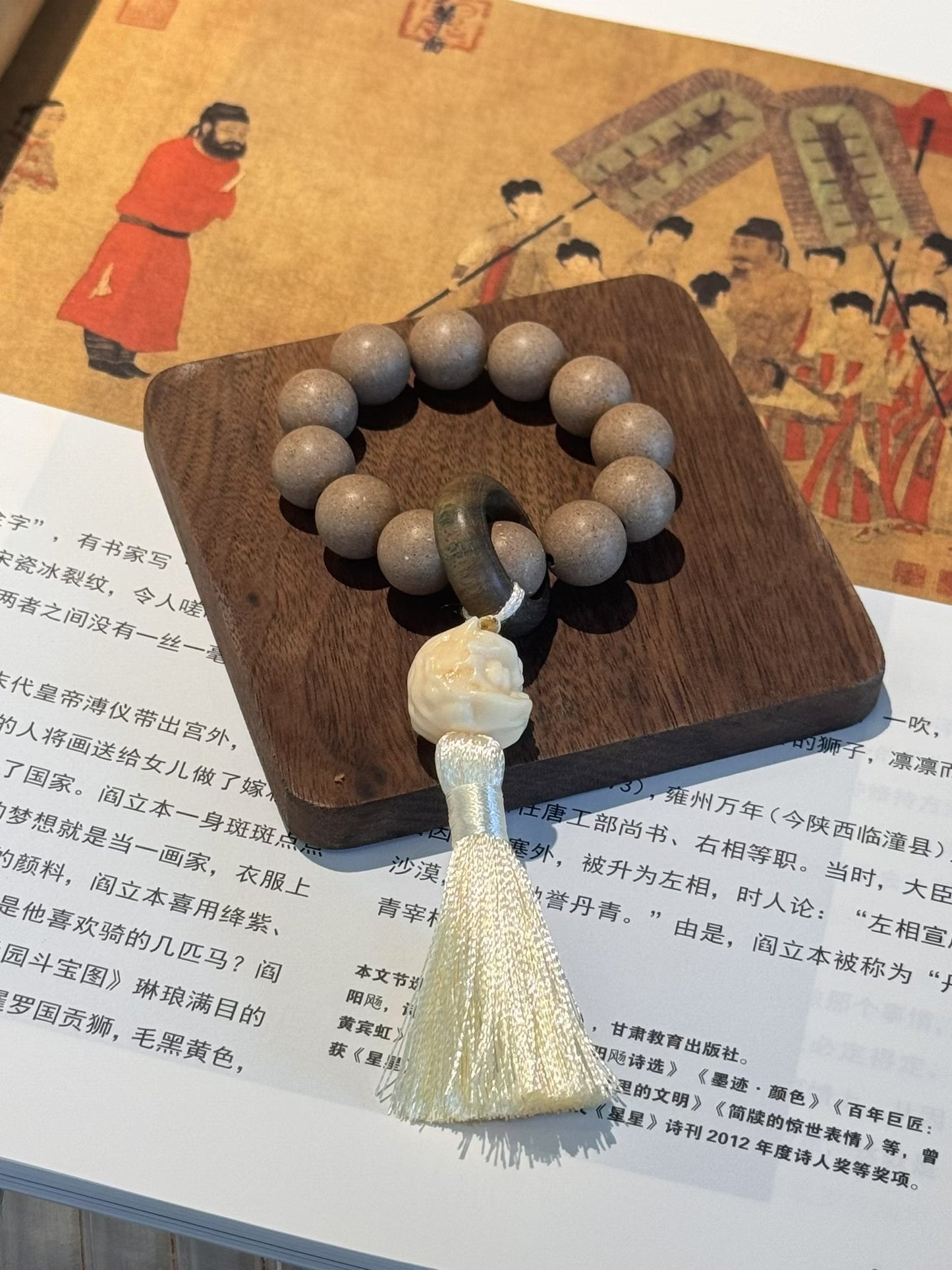 White Dragon's Bloom Handheld Strand