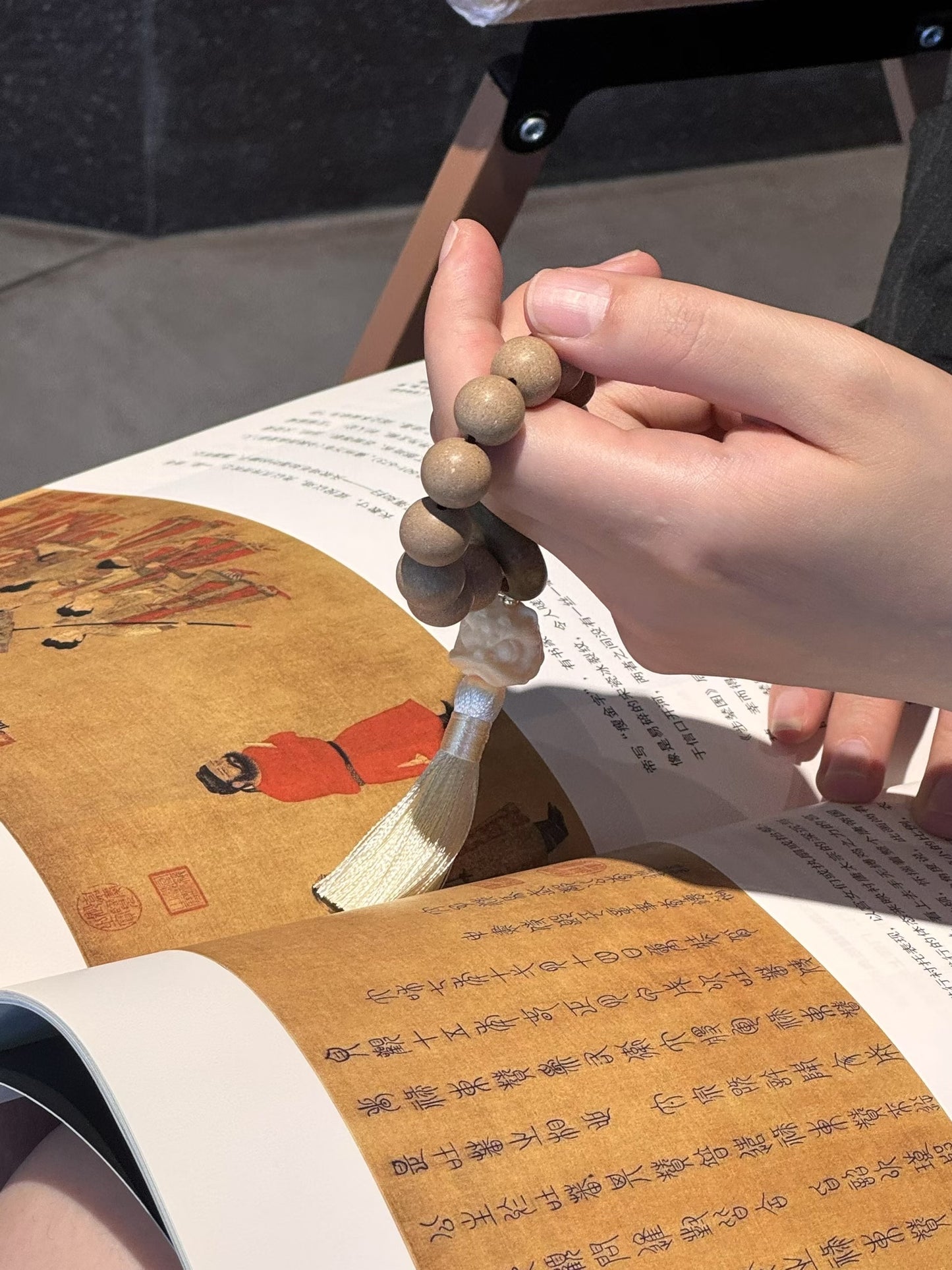 White Dragon's Bloom Handheld Strand