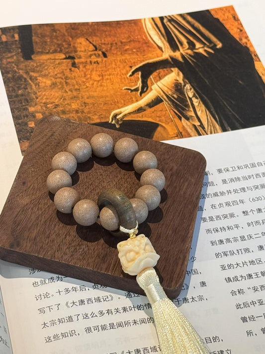 White Dragon's Bloom Handheld Strand